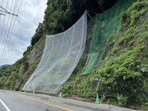 八代市で落石防護工事を行いました