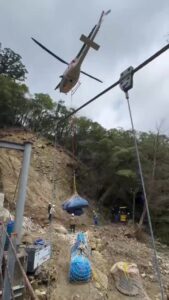 ヘリコプターで材料を空輸！屋久島の法面工事現場レポート｜株式会社エーステック